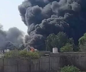 آتش‌سوزی در سه انبار ضایعات بندرعباس؛ حادثه بدون خسارت جانی مهار شد