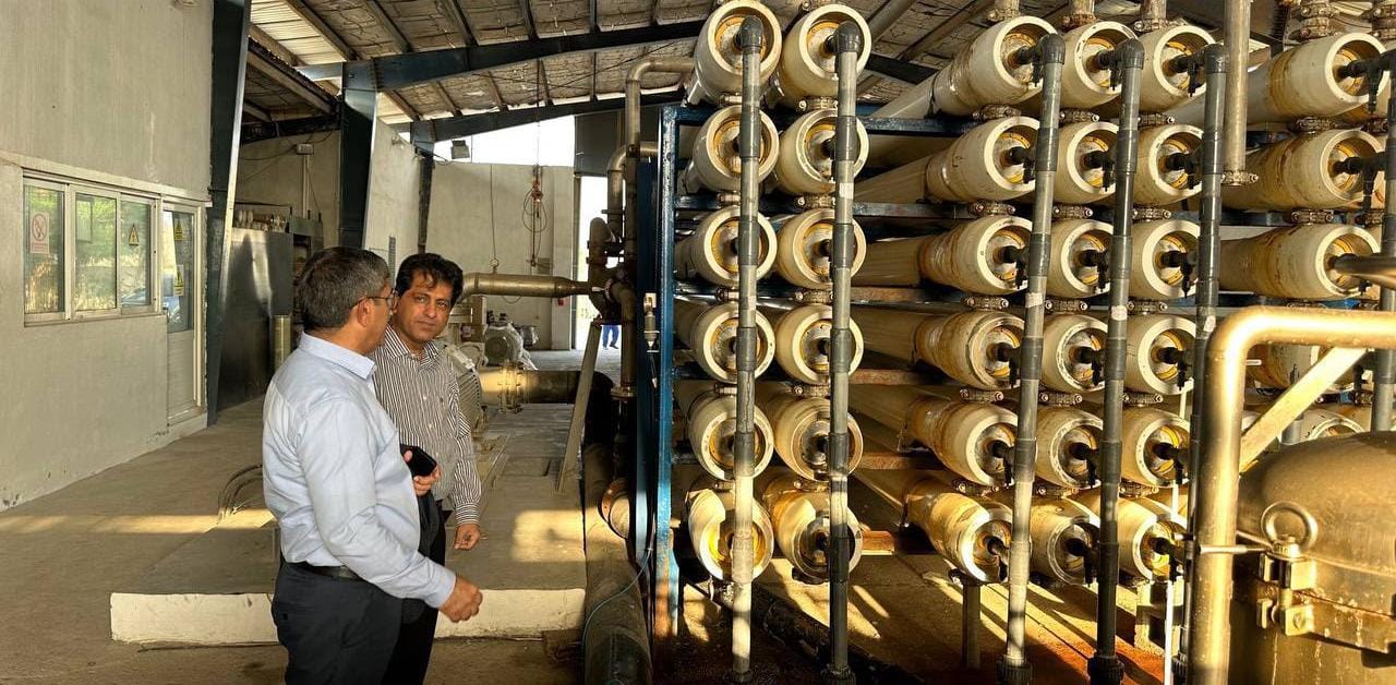 بازدید فرماندار خمیر از روند تولید آب در آب‌شیرین‌کن مجتمع کشار